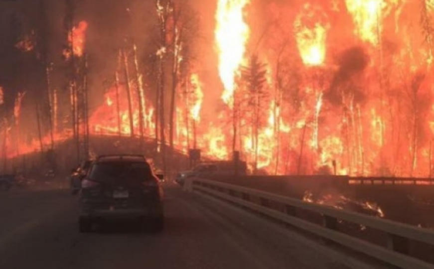 U požaru uništena petina kuća, više od 100.000 ljudi napustilo domove